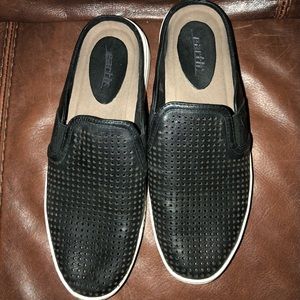 Earth brand leather slip on shoe. Size 8M in EUC